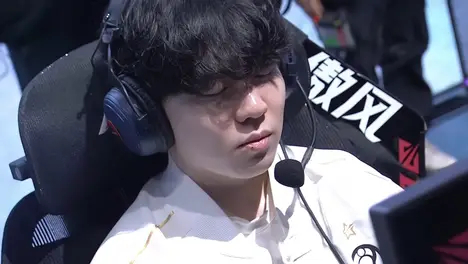 LCK最大阳谋战术：BDD闪现撞墙引爆电竞心理学大师热议，许哥气哭反应成英雄联盟战术焦点