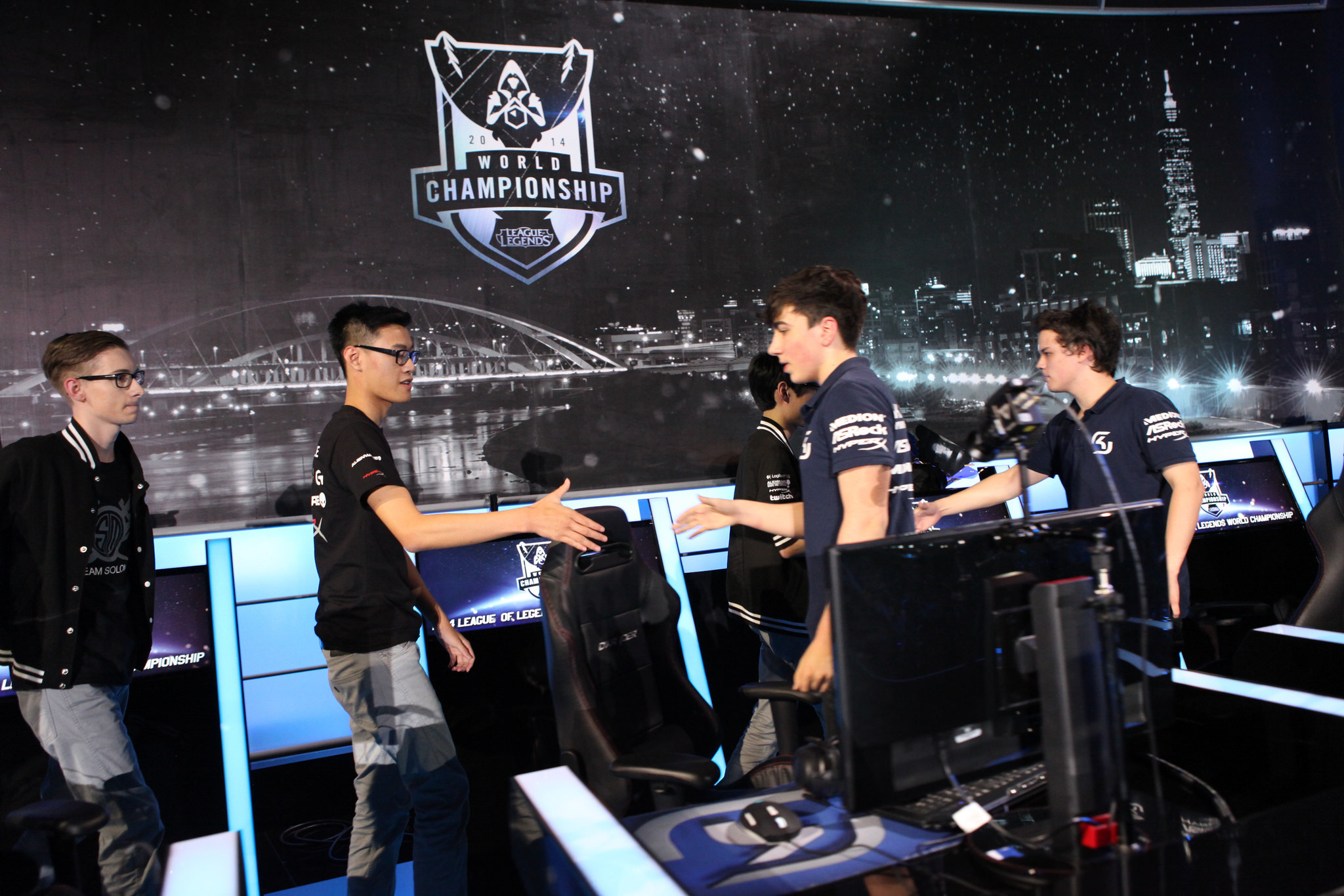 英雄联盟职业赛场顶尖选手Faker与Uzi引领电竞行业发展-DB电竞官网